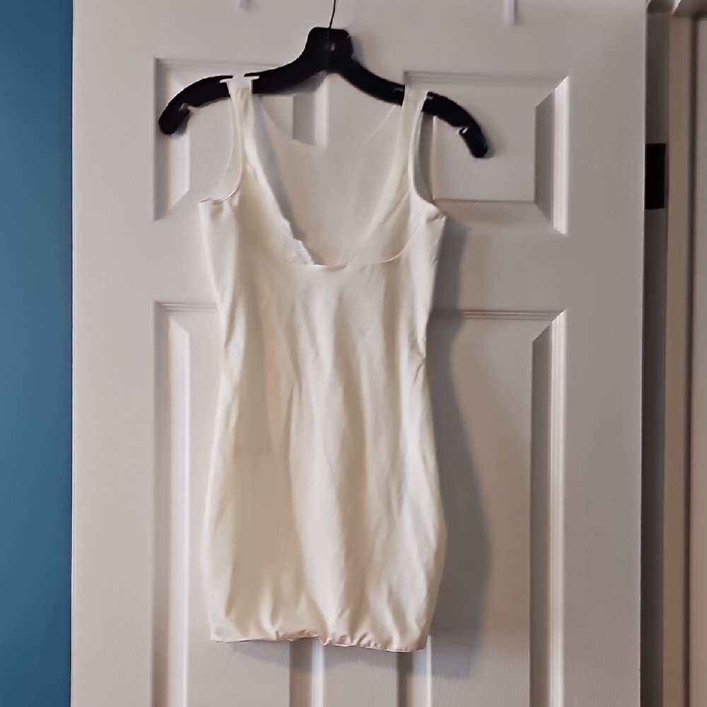 Elegant White Sleeveless Dress